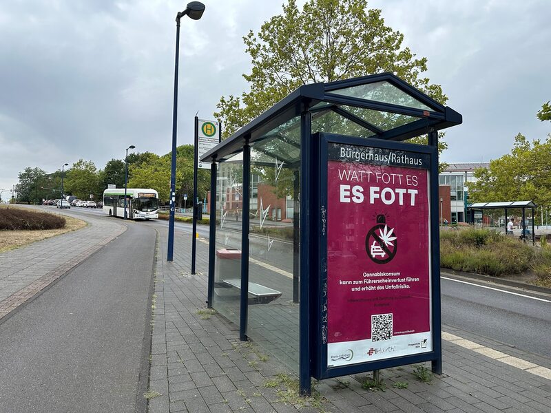 Mit Plakaten an Bushaltestellen macht die Stadt Hürth auf Cannabis-Prävention und Beratungsangebote aufmerksam.