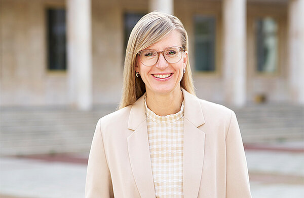 Portraitfoto Oberbürgermeisterin Katrin Albsteiger