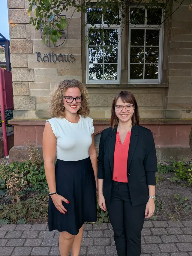 Dorothea Böser und Bürgermeisterin Katharina Kimmich vor dem Rathaus.