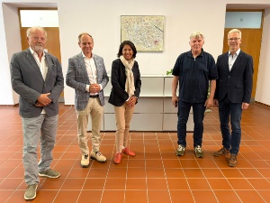 Der Galerist Hubert Schwarz, der Vorstandsvorsitzende der Sparkasse Vorpommern Ulrich Wolff, die Präsidentin der Bürgerschaft Prof. Madeleine Tolani, der Künstler Prof. Thomas Hartmann und Oberbürgermeister Dr. Stefan Fassbinder mit dem neuen Bild im Rathaus-foyer