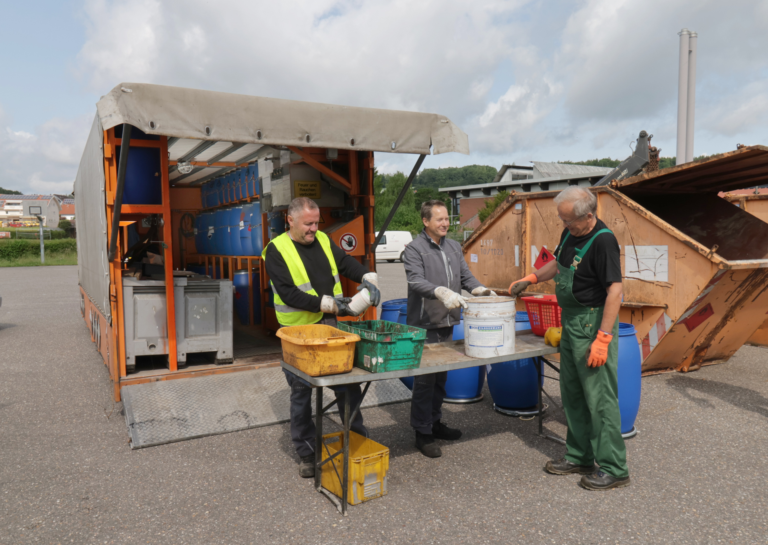 Foto: KWiN Vorschlag BU: Abgabe von Schadstoffen am Schadstoffmobil: Einfache und kostenlose Abgabe für alle Haushalte – Schadstoffe gehören nicht in den Restmüll.