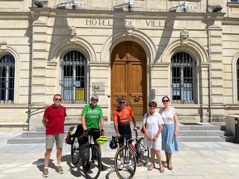Zeit für ein Foto vor dem Rathaus in Montélimar / Foto: Die Brückenbauer