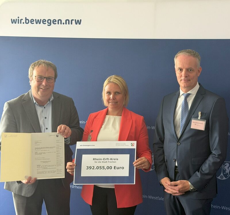 Minister Oliver Krischer (links) übergab den Förderbescheid an die Technische Beigeordnete der Stadt Frechen Magdalena Pötschke sowie Kreisdirektor Michael Vogel (rechts).