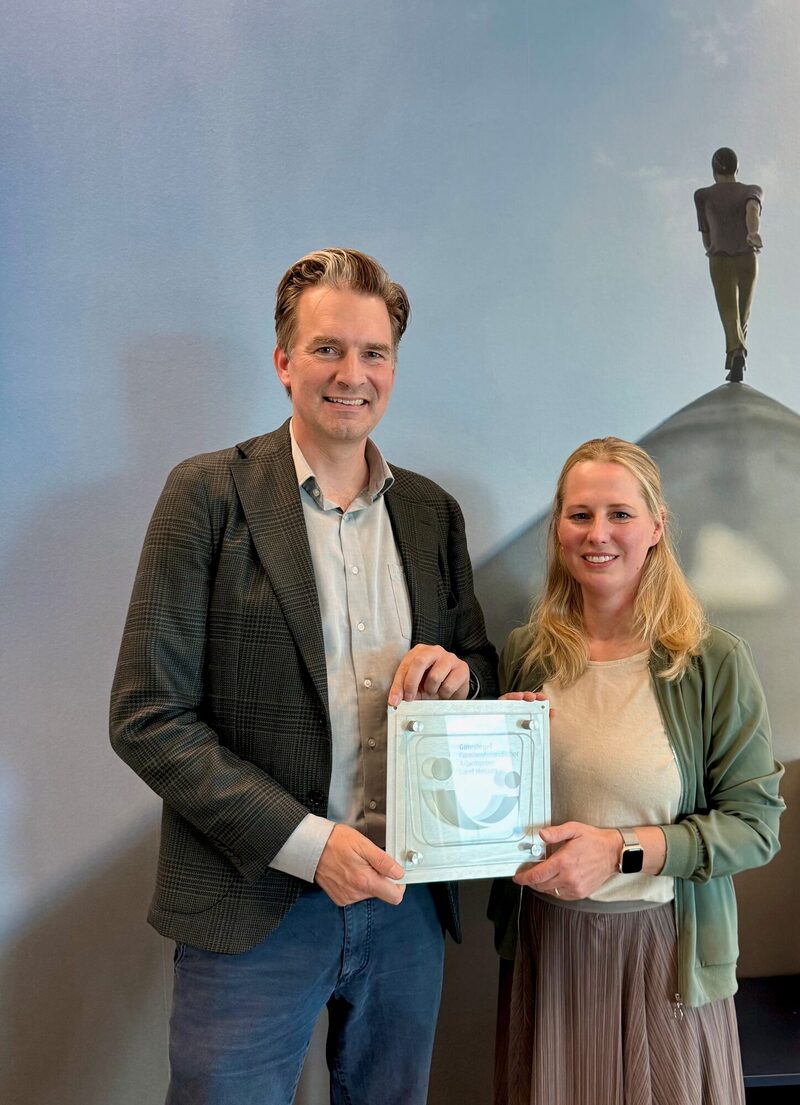 Frauen‐ und Gleichstellungsbeauftragte Johanna Scholz und Oberbürgermeister Sven Schoeller präsentieren das Siegel "Familienfreundlicher Arbeitgeber Land Hessen".