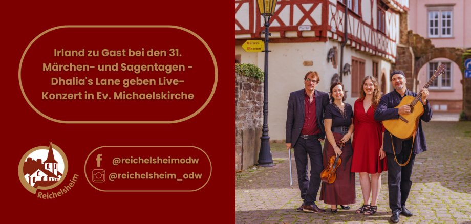 Konzertankündigung: Dhalia's Lane in Reichelsheim. Foto der Band mit Instrumenten vor historischen Fachwerkhäusern.