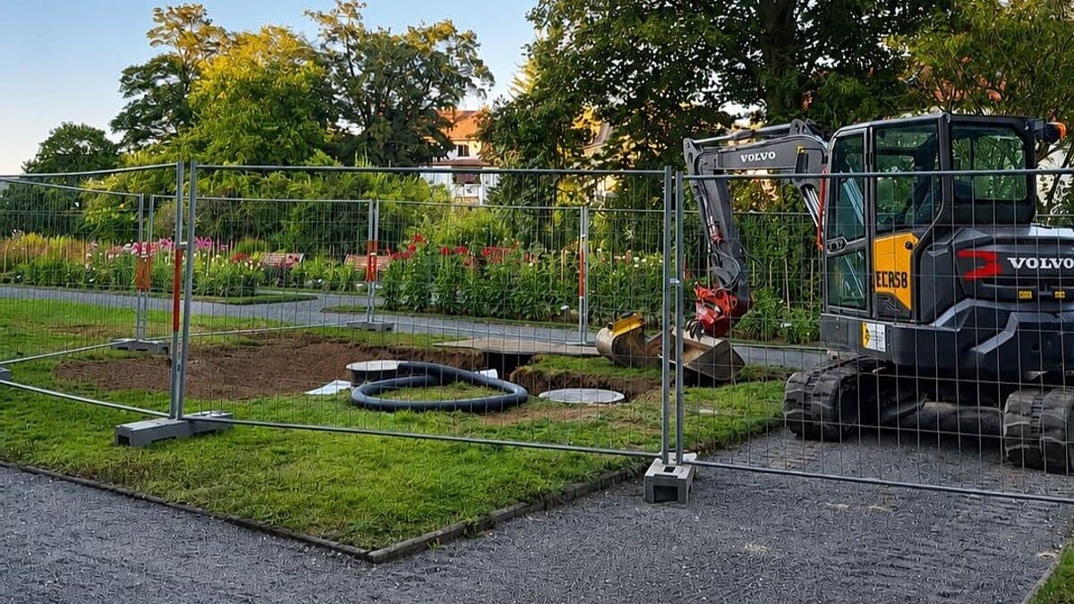 Ein Bagger und Absperrung inmitten des Dahliengartens. © Stadt Gera