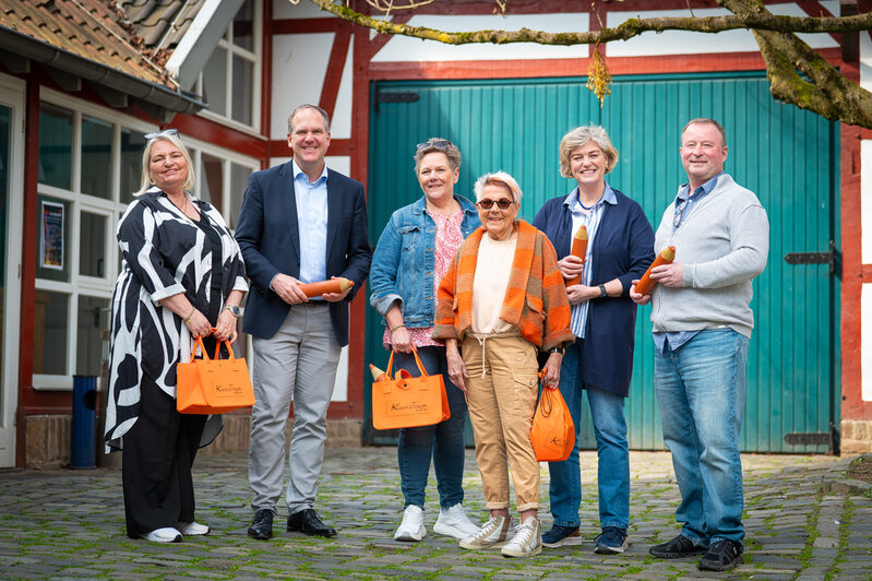 Bürgermeister Dirk Breuer und Ortsvorsteher Michael Weber freuen sich gemeinsam mit dem Team des „KunsTraum“, Heike Schneider, Katja Gutwirth, Helga Bittmann und Barbara Weigand (von links) auf den dritten Ausstellungsrundgang durch Alt-Hürth.
