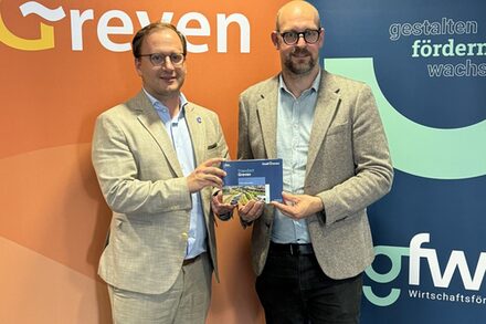 Das Bild zeigt Bürgermeister Dietrich Aden und Bernd Büdding von der Wirtschaftsförderung gfw Greven mbH.