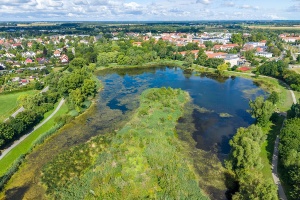 Luftaufnahme vom Ellernholzteich mit seinem Rundweg
