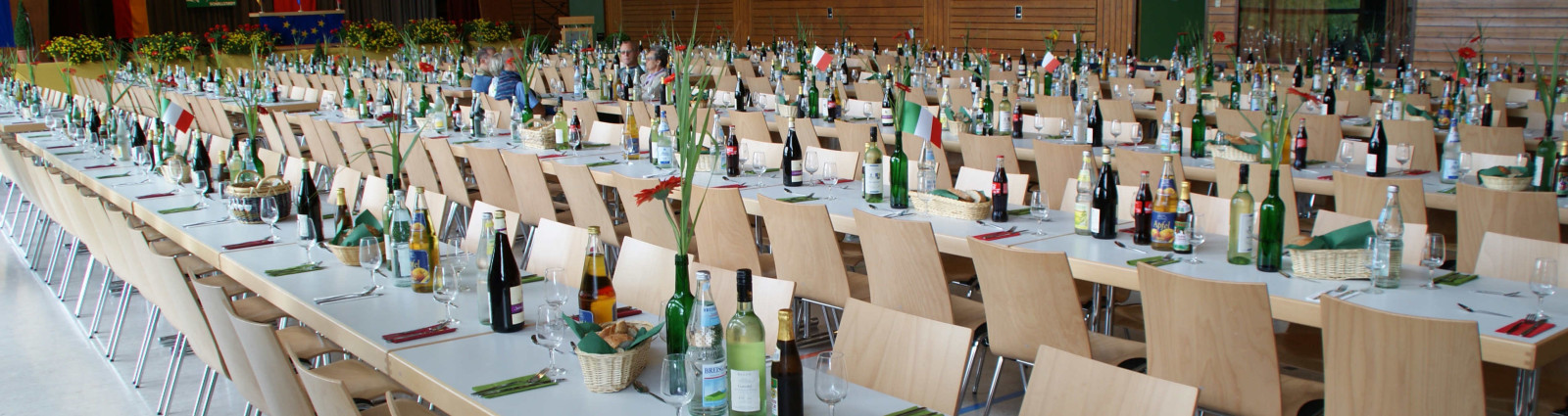 Tische und Stühle bei Veranstaltung