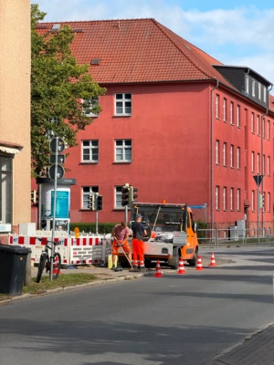 Kollegen des Tiefbau- und Grünflächenamtes bauen Verkehrszeichen für Schulwegsicherung an