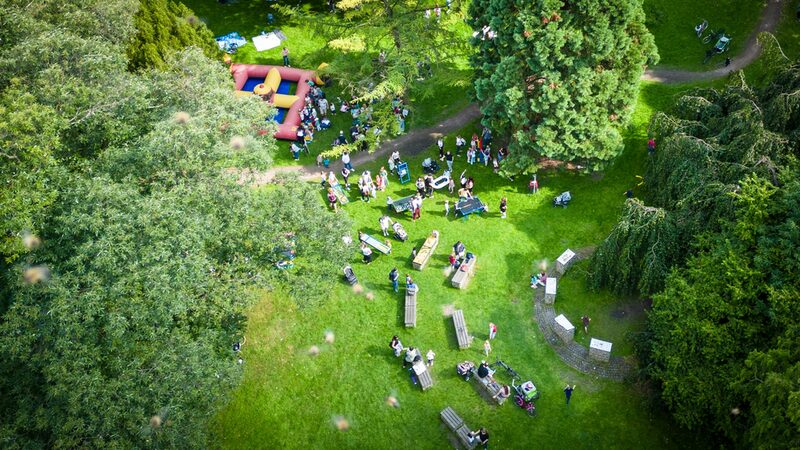Die Mobile Spielewerkstatt lädt im Rahmen der Spielplatzaktionen zum gemeinsamen Spielen und Mitmachen ein.