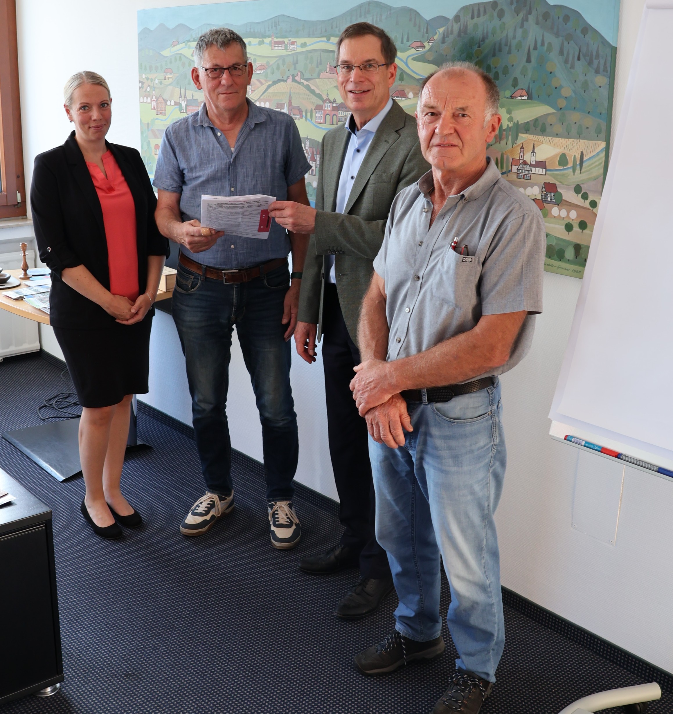 Übergabe der Unterschriftenliste (von links): Dominique Sabo, Peter Klüber, Landrat Hanno Hurth und Ernst Bühler.