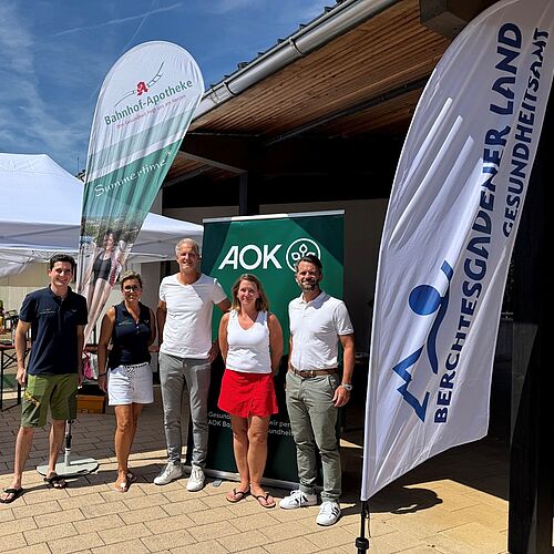 v.l.: Christian Wellenhofer und Bettina Lindner von der Bahnhofapotheke Freilassing, AOK-Beirat Dietmar Nagelmüller, Sandra Kunz, Gesundheitsamt Berchtesgadener Land, und AOK Direktor Mathias Förg, AOK Bad Reichenhall.
