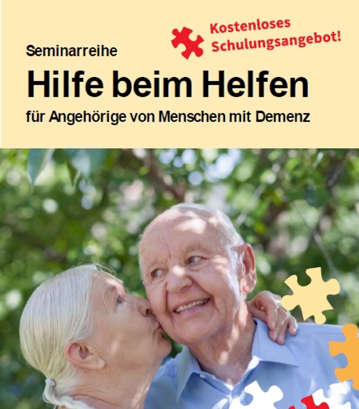 Ein Flyer. Darauf ein Bild von einer älteren Frau mit grauen Haaren und einem älteren Mann mit wenig Haaren. Sie küsst ihn auf die Wange. Er lächelt.