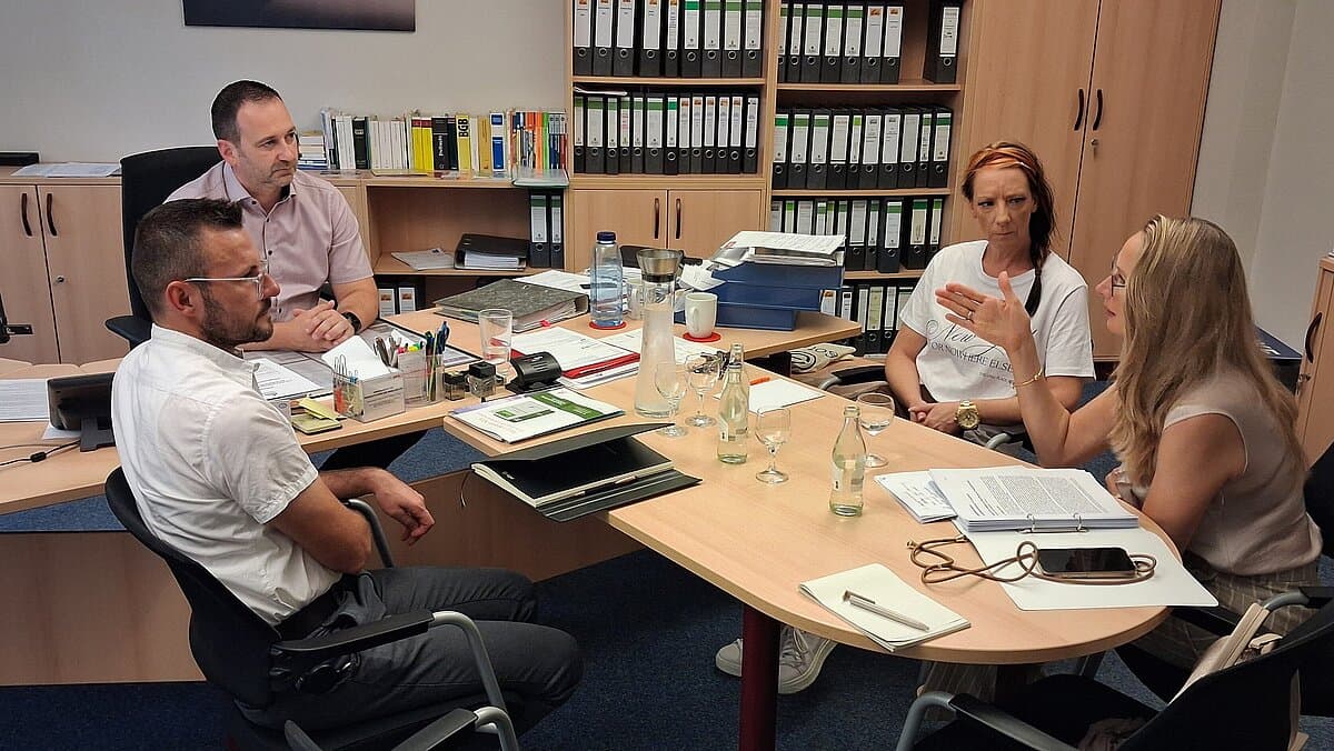 Sozialdezernentin Sandra Wanzar (r.) im Gespräch mit Andreas Götze (2.v.l.) und weiteren Vertretern der HBG. © Stadt Gera