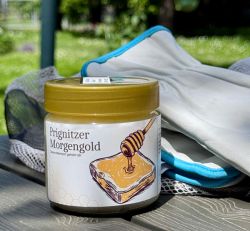 Ein Glas „Prignitzer Morgengold – Dieser Moment gehört dir“ findet sich künftig in den Gastgeschenken des Landkreises Prignitz. / Foto: Gina Werthe/LK Prignitz