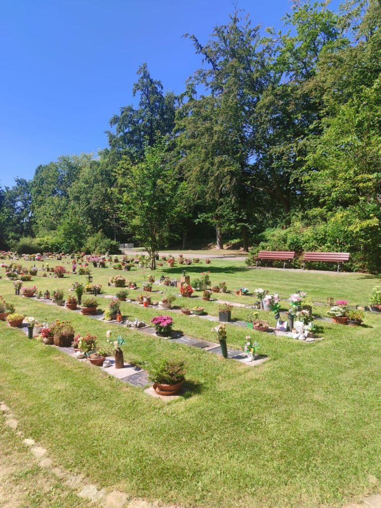 Urnengräber auf Wiese