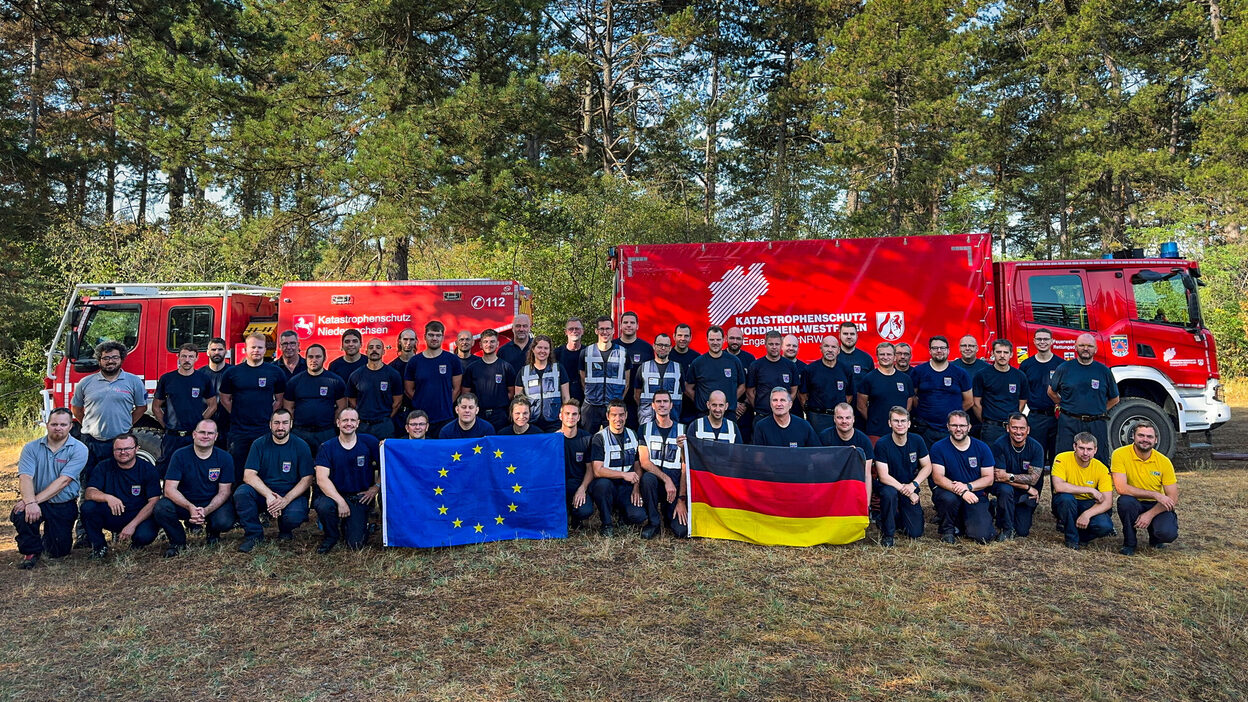 Abschlussfoto der EU-Waldbrandeinheit aus NRW am Einsatzort in Serbien