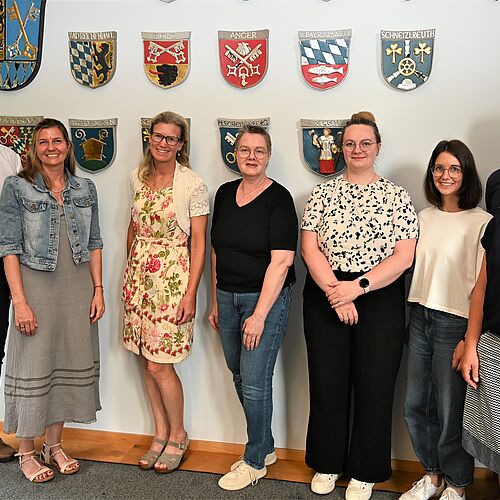 von links: Landrat Michael Koller, die Hebammen Regina Mühlbauer, Elisabeth Krenn und Christine Müller, Elisa Tschakert und Lena Obermayer (Geschäftsstelle Gesundheitsregion-plus), Urs-Albrecht Alberter (Geschäftsbereichsleiter Gesundheit & Verbraucherschutz), Sandra Kunz (Schwangerenberatungsstelle)