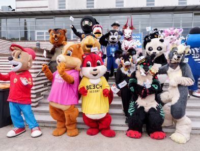 Gruppenfoto der Firmen-Maskottchen der 35. Hanse Sail