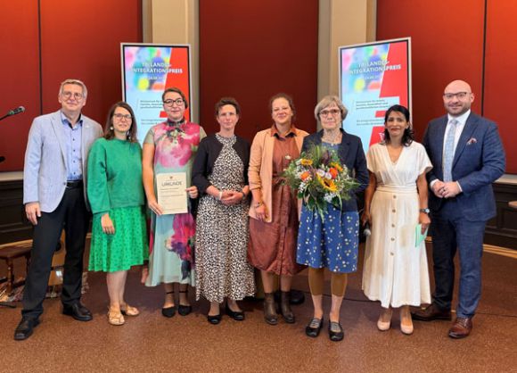 v.I. Wittenberges Bürgermeister Dr. Oliver Hermann, Mareike Sabl, Nadia Karol, Martina Fähling und Annette Flade (Marthas Tisch), Landesintegrationsbeauftragte Diana Gonzalez Olivo und Brandenburgs Integrationsminister René Wilke I Foto: Martin Ferch