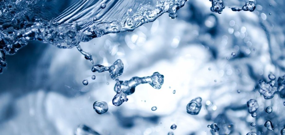Wasser, das läuft und sich tropfen bilden.