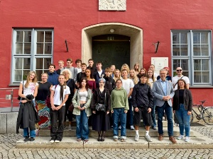 Schüler aus Lund und Greifswald auf der Rathaustreppe mit dem Oberbürgermeister