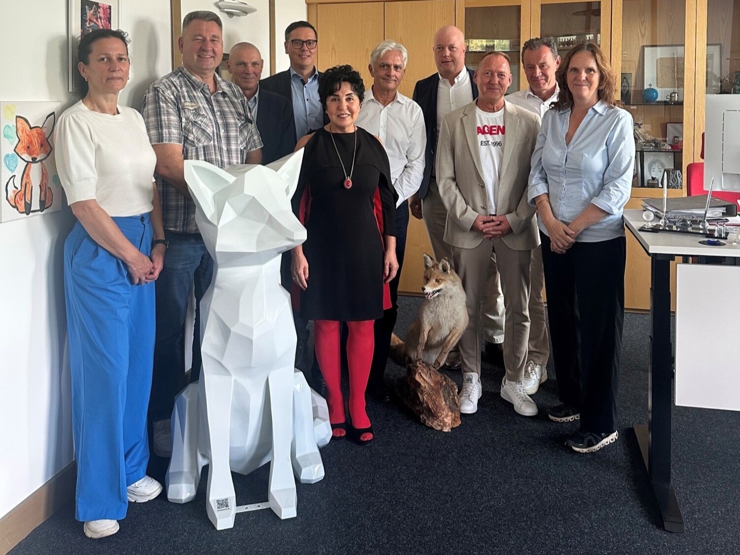 Gemeinsames Gruppenbild der Bezirksbürgermeisterin Emine Demirbüken-Wegner, Christian George, Leiter der Wirtschaftsförderung im Bezirksamt Reinickendorf, und Vertretern der im Bezirk tätigen Telekommunikationsunternehmen.