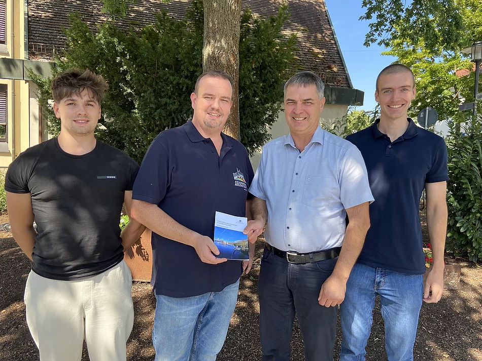 Michael Koller, Ordnungsamt, Thomas Mederer, 1. Kommandant FF Regenstauf, Josef Schindler, 1. Bürgermeister und Jonas Schmid, 2. Kommandant FF Regenstauf (v. l.) präsentieren das Katastrophenschutzkonzept des Marktes Regenstauf.
