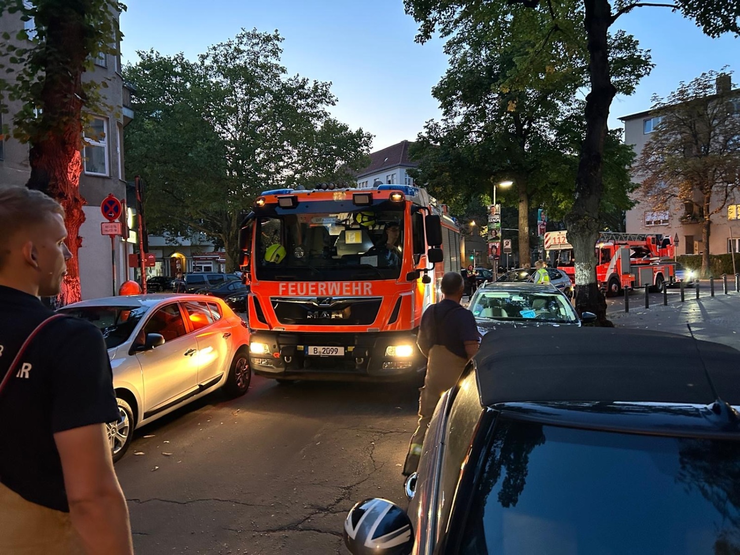 ein Feuerwehrwagen auf der Straße
