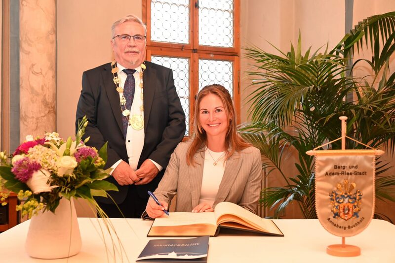 Julia  Taubitz mit Oberbürgermeister Rolf Schmidt