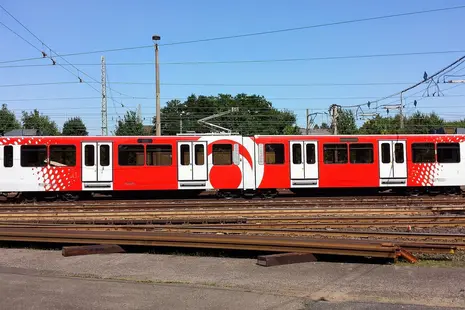 Eine rot-weiße Straßenbahn.