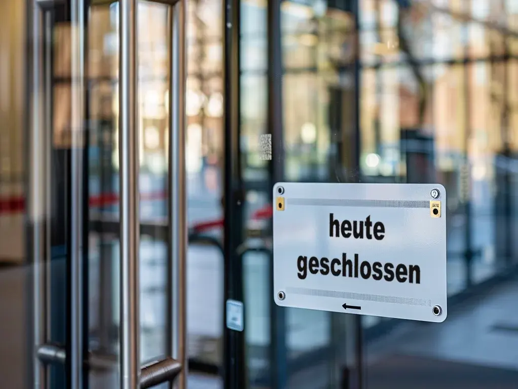 Gebäude mit Glastüren, ein weißes Schild mit der Aufschrift heute geschlossen