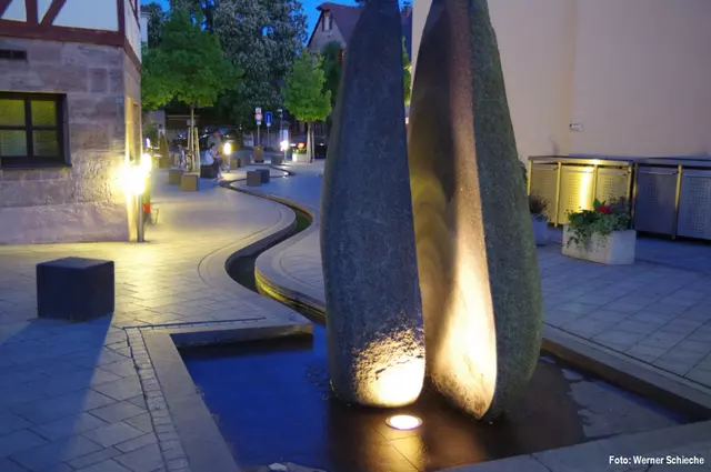Das Bild zeigt den Brunnen am Rathausplatz