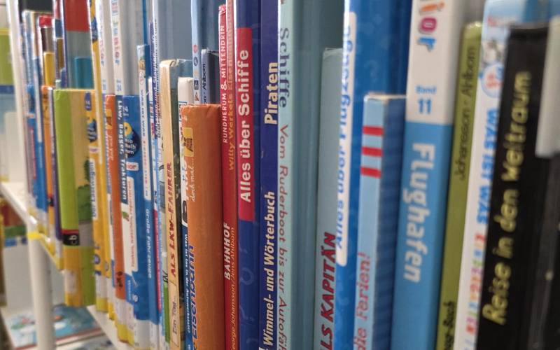 Bücher in einem Bücherregal