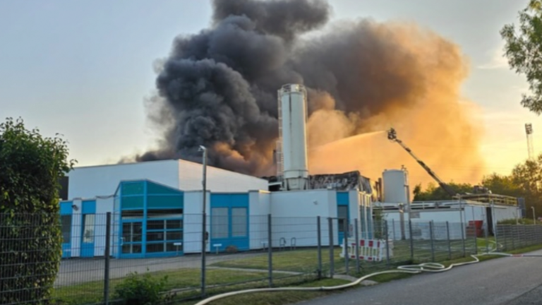 Das Bild zeigt die brennende Lagerhalle.