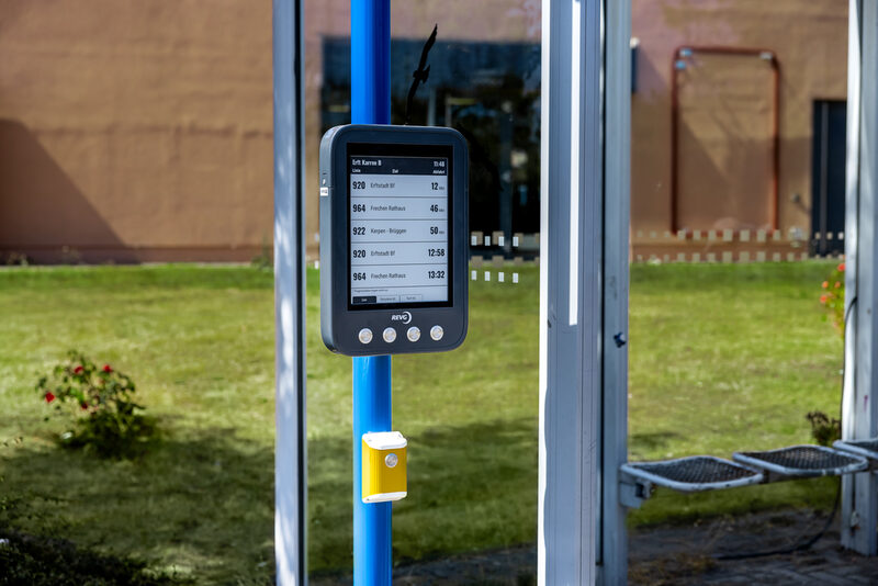 In Frechen rüstet die REVG ihre Haltestellen auf digitale Fahrplananzeiger um.