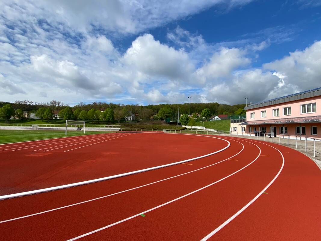 Stadion Eisenberg mit Gebäudekomplex