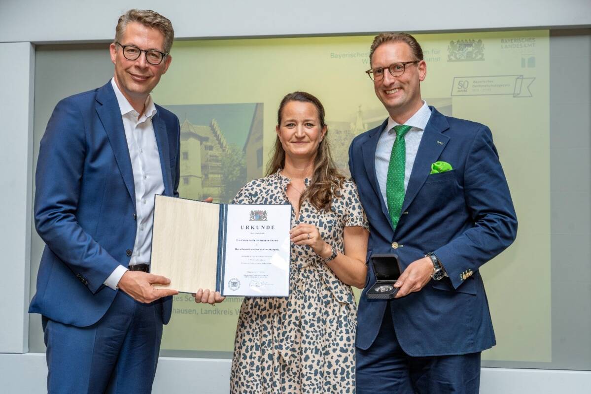 Übergabe Medaille und Urkunde