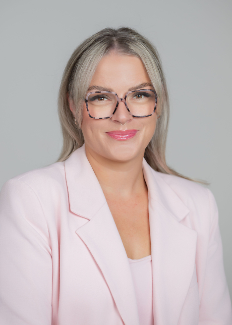 Eine Frau im Portrait schaut den Betrachter an