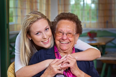 Ehrenamtliche Alltagsbegleiterinnen und Alltagsbegleiter bringen damit Abwechslung und Freude in den Tagesablauf alleinstehender Seniorinnen und Senioren. © Gina Sanders, AdobeStock