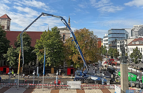 Blick von oben auf die Baustelle in der Ludwigstraße mit großer Betonpumpe