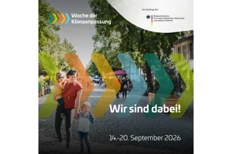 Eine Frau mit zwei Kindern in einer Fußgängerzone. Daneben das Logo der Woche der Klimaanpassung 2026 mit Datum (14. bis 20. September 2026)