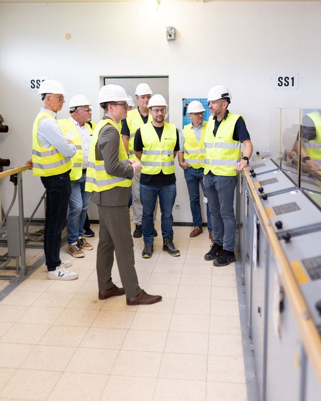 Bei seiner Sommertour informierte sich Oberbürgermeister Markus Kleemann über die Arbeiten am Umspannwerk Mahdental und weitere Maßnahmen im Stromnetz (Fotonachweis: Stadt Sindelfingen)
