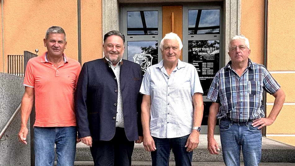 Geschäftsleiter Franz Härtl, Erster Bürgermeister Thomas Beer, der neu vereidigte Feldgeschworene Franz Reil und Obmann Klaus Obermeier stehen gemeinsam auf den Stufen vor dem Eingang des Teublitzer Rathauses.