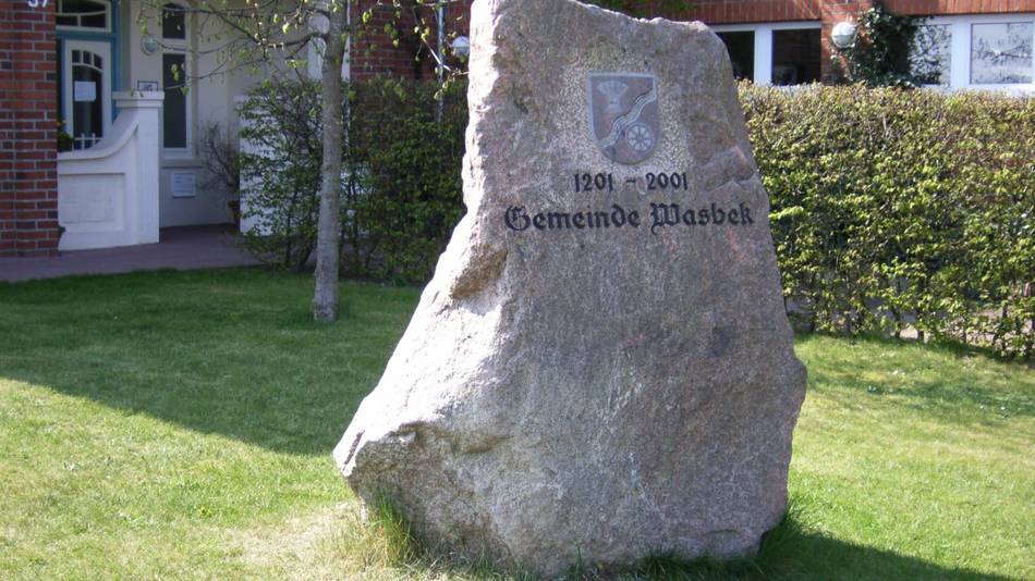 Gedenkstein vor Gemeindezentrum