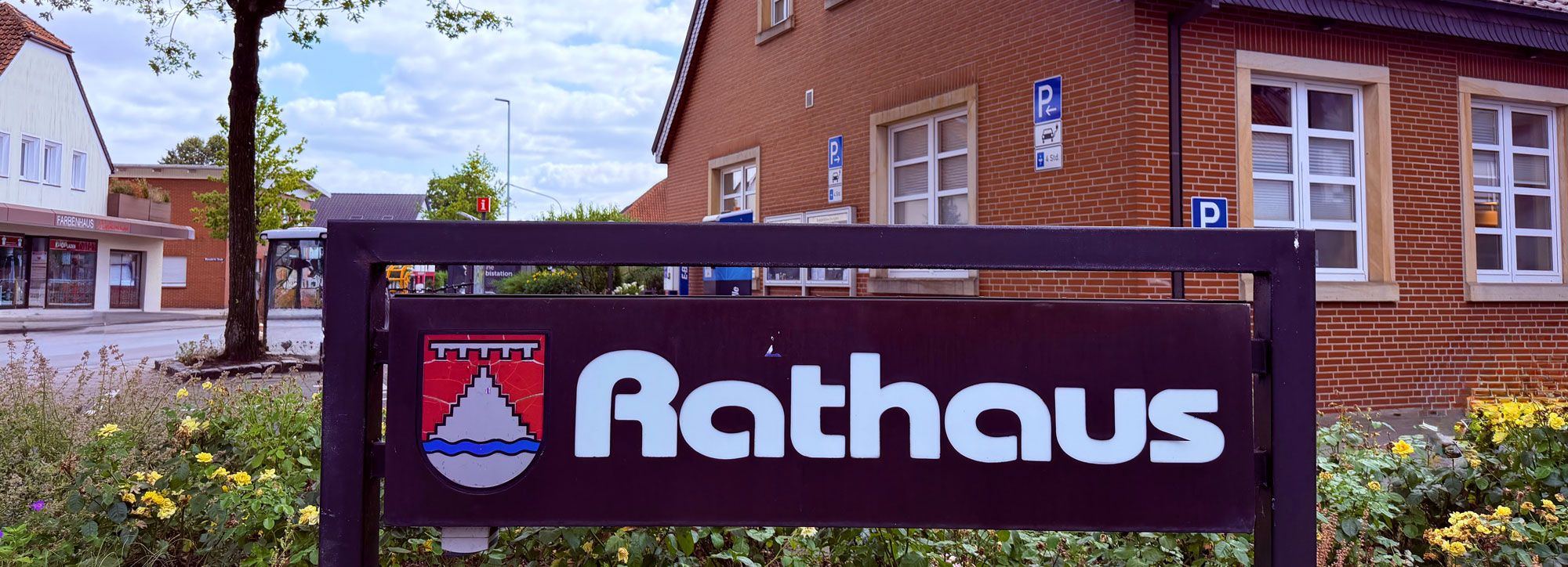 Das Rathaus und ein Schild bei Tag