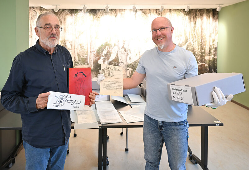 Hartmut Müller (li.), Mitglied der „Pvunzel“, hat das umfangreiche Material der Runde an das Stadtarchiv unter der Leitung von Dr. Stephan Schwenke übergeben.