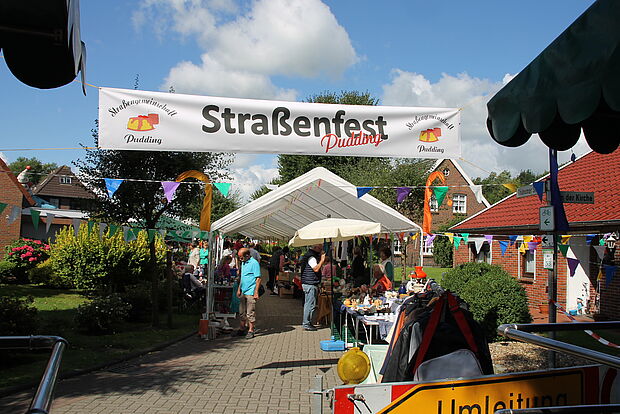 Ein Banner zeigt den Eingang zum Straßenfest